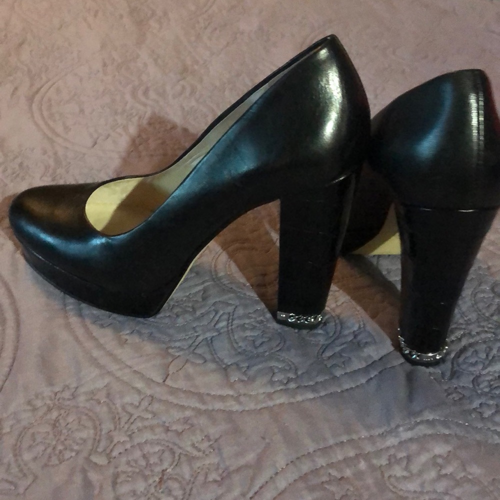 Black leather Michael Kors Pump